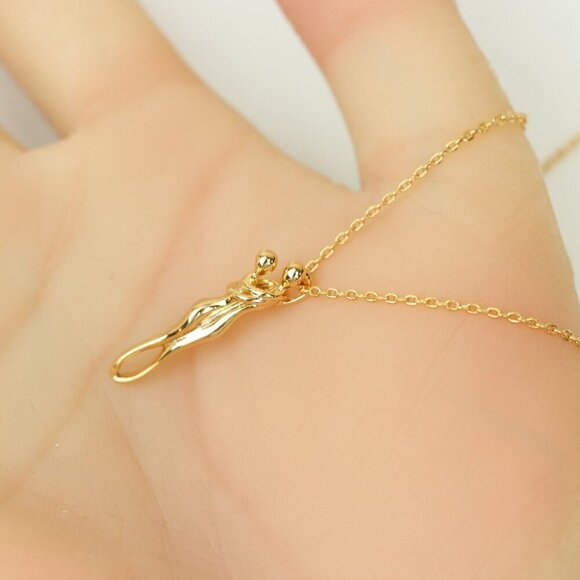 "Romantic Rose Gold Hug Pendant Necklace for Everyday Elegance, XPNL0199 - Picture 2 of 12